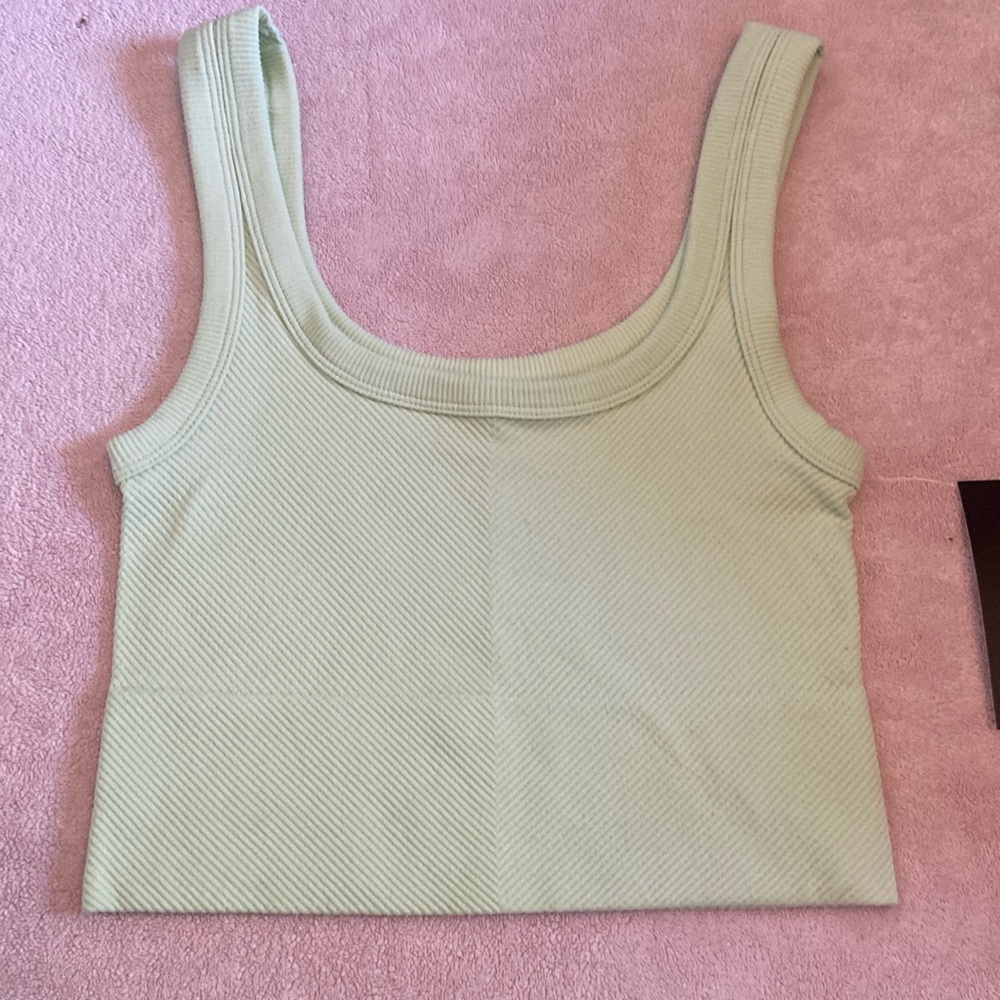 Super cute light green summer crop!!!